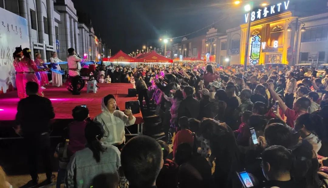 這個(gè)夜市太火爆！一起來(lái)逛吃逛吃！